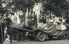 833165 Afbeelding van de praalwagen van de Utrechtse studentenvereniging Veritas in de historisch-allegorische en ...